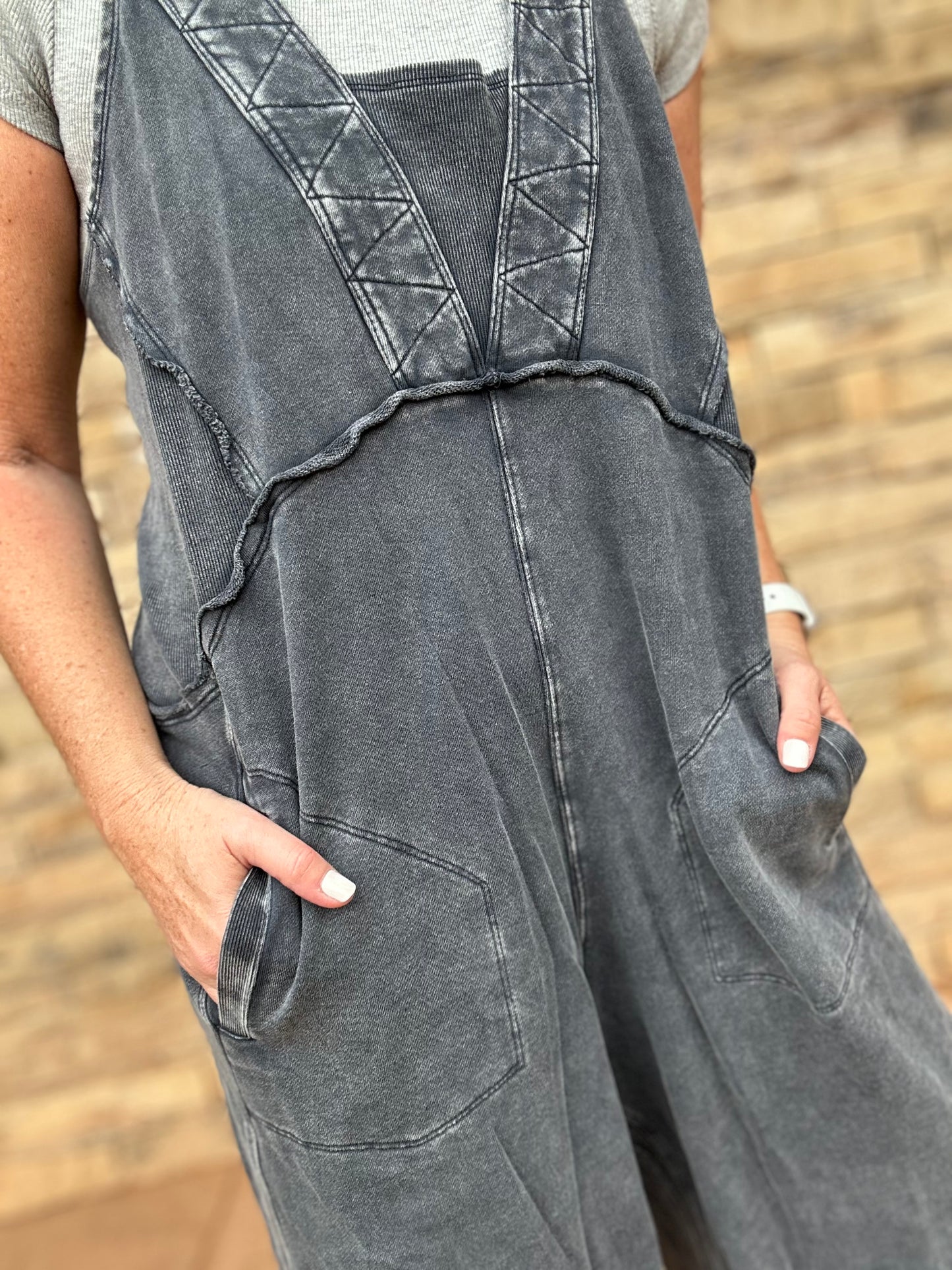 Easel Mineral Washed Jumper, Black