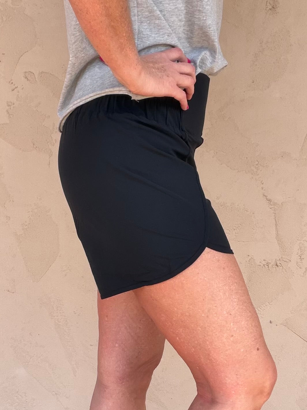 Mono B Scallop Shorts, Black